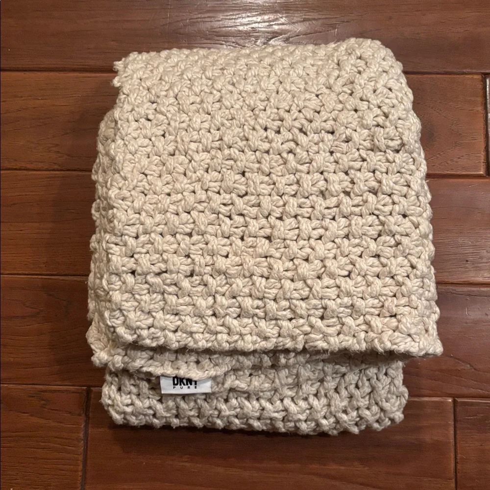 NWOT DKNY Pure Chunky Knit Throw 50